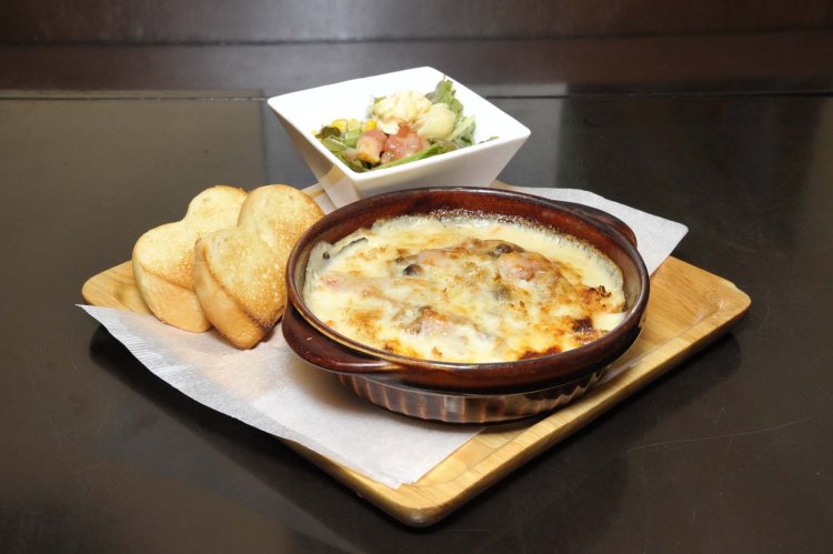 きのことベーコンのグラタン（パン・サラダ付き）単品950円、ドリンクセット1300円。