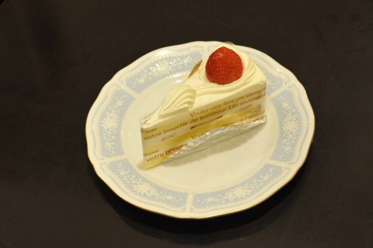 スイーツはケーキ630円（ドリンクセット1030円）、自家製シフォンケーキ650円（ドリンクセット1100円）、創業以来の名物焼き菓子であるフィナンシェ1枚230円などを用意する。