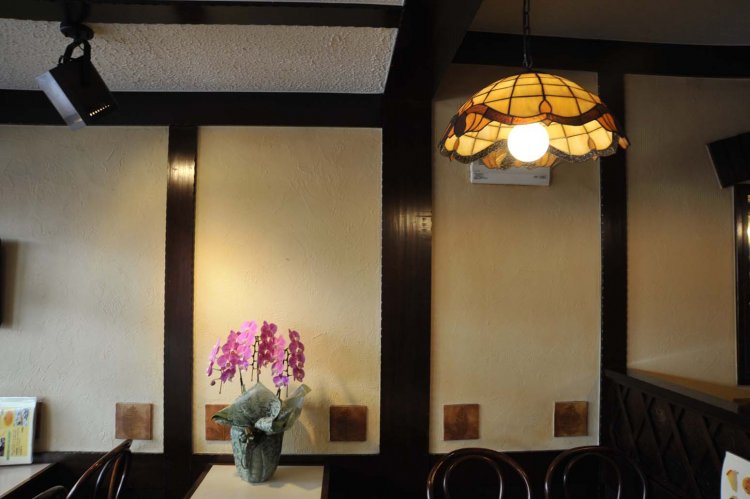 店内では花やランプが効果的に使われている。