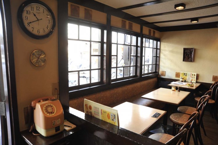 純喫茶というと薄暗いイメージがあるが、通りに面して大きな窓があるので店内は明るい。この店ではピンク電話も現役。