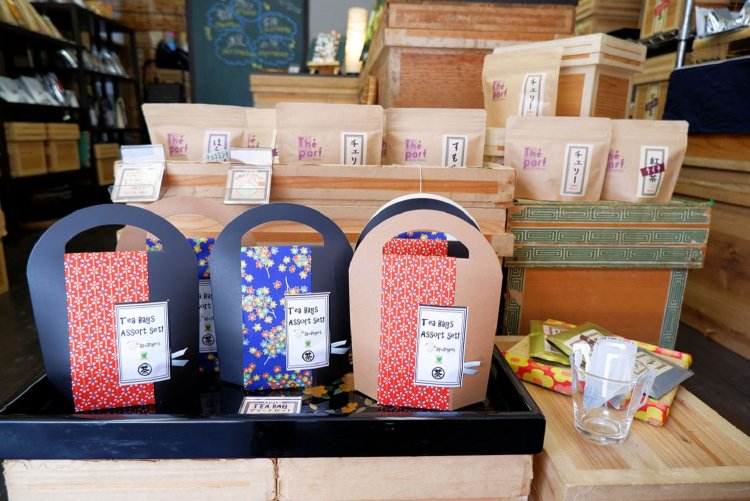 TEA BAGアソートセット1300円（写真手前）。