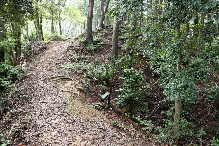 スロープ上の土橋の奥が枡形虎口。