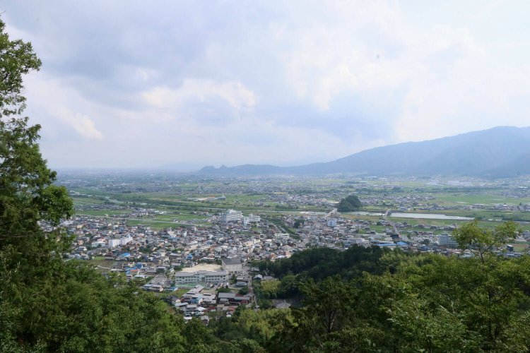 出丸からの眺望。中央を左右に貫くのが揖斐川。