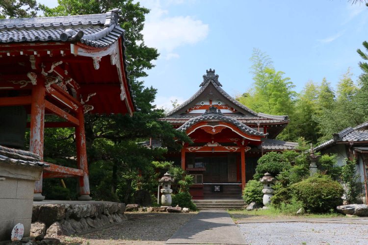 朱塗りが印象的な一心寺。登城路は本堂左奥から伸びている。