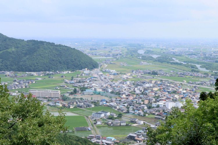 本丸から上下の眺望。右上に見えるのが揖斐川。