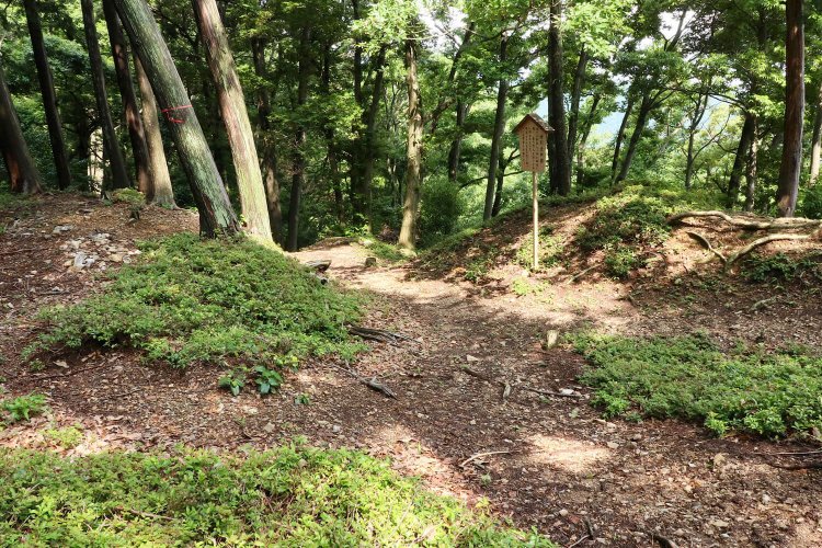 本丸の枡形虎口を内部から見たところ。