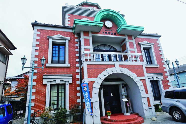 ミツワ通りにある明治2年（1869）創業の片岡写真館の建物。資料館も併設し、明治初期の写真などが見られる。建物は警察署を思わせるレンガ造り。