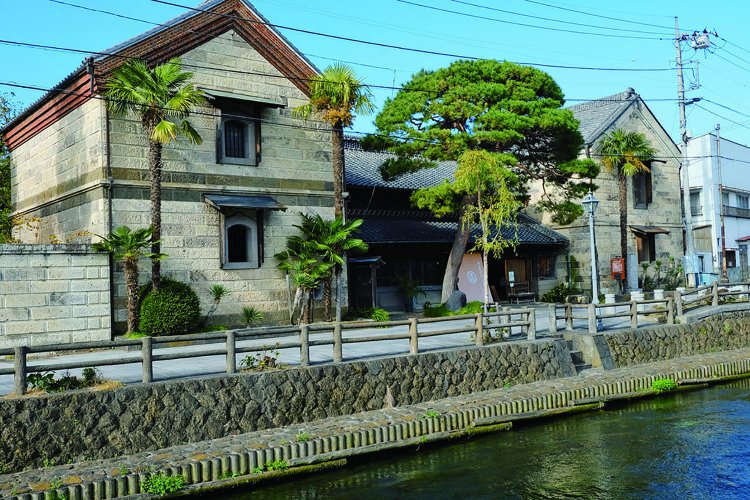 巴波川沿いに立つ「横山郷土館」。蔵には近くの鹿沼の深岩石を使用。麻問屋と銀行を営んでいた。●9：00～17：00。月休。入館料300円。