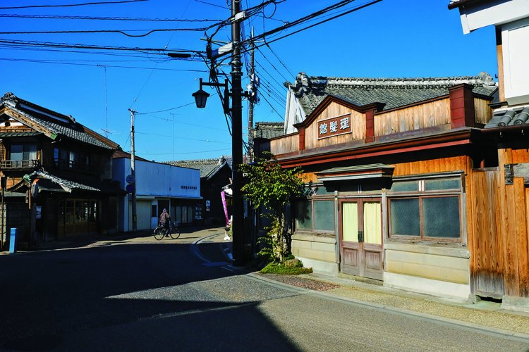 例幣使街道の嘉右衛門町通りに残る栃木県最古の理髪店といわれる『市村理髪館』。最近「理容遺産」になったとか。