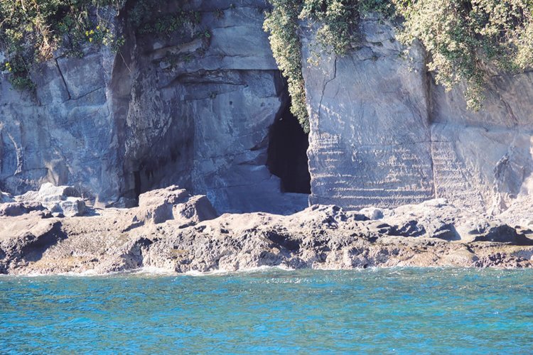 番場浦の海岸に残る採石場の跡。穴ではなく平らに切られた面も石を採掘した跡。海岸線にはいくつも残って いる。
