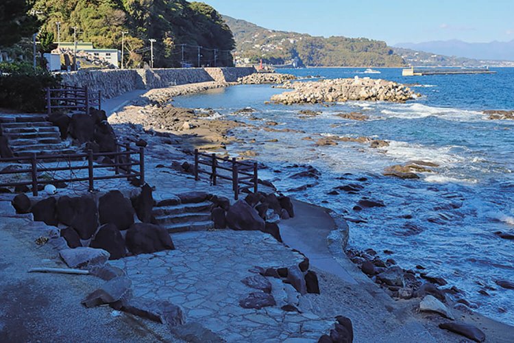 琴ケ浜の海岸。車道が狭いので海岸線に通路が設けられている。