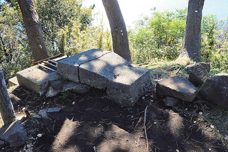 半島突端に残る台場。つまり砲台跡である。小田原藩は江戸時代末期、ここに台場を造って黒船来襲に備えていたようだ。