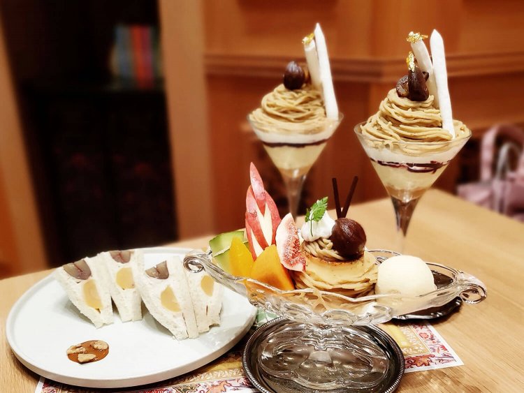 マロンサンド1320円。モンブランプリン・ア・ラ・モード2420円。モンブランパフェ2640円。