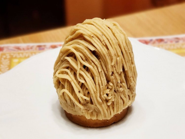 モンブランタルト1045円。