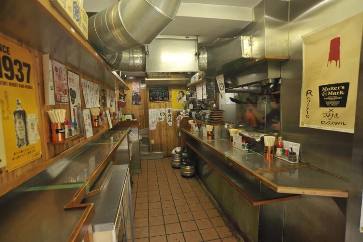  1階はボッチ飲みにも最適な立ち飲みスタイル。