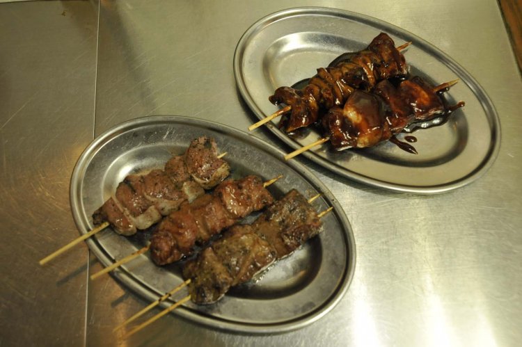 上の皿左から時計回りで、しろ、あぶら、かしら、ちれ、たん。どれも1本98円（税抜）。