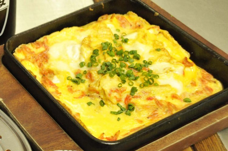 だし巻きではなく、だし焼玉子。鉄板で出されるので、最後まで熱々で食べられる。