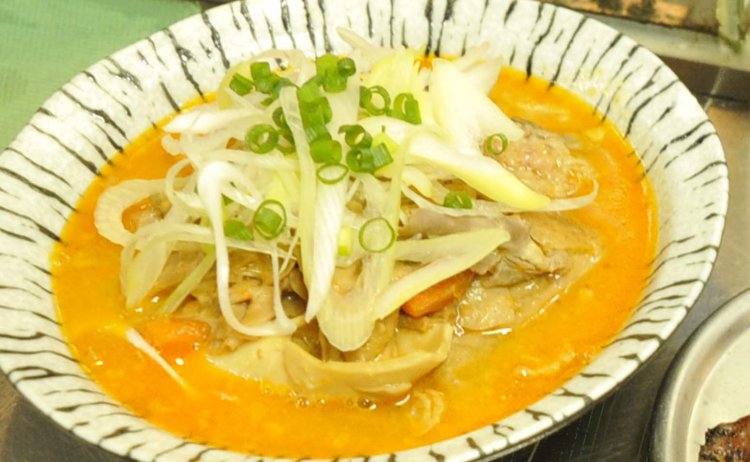 もつ煮込みは味噌のほか、あっさりとした塩味もある。