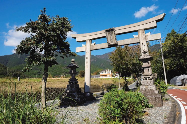 小蓑毛の鳥居。安政6年（1859）に建造されたもので、以前は蓑毛寄りにあったが1961年に現在地に移動。道の真ん中に鎮座している。