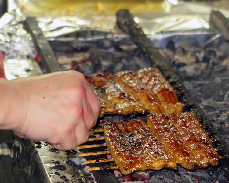 一子相伝で受け継がれた秘伝のタレを使い、熟練の職人さんたちが焼き上げる伝統の味。（写真提供＝小川菊）
