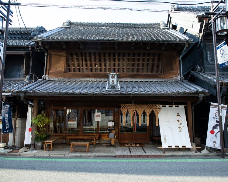 元米問屋という重厚な建物の中は、明るく落ち着いた雰囲気に。