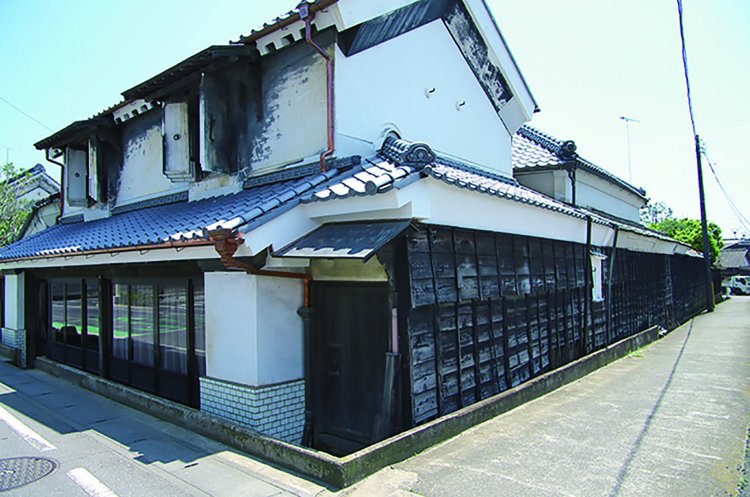 北条には古い土蔵や店蔵の建物が残っている。