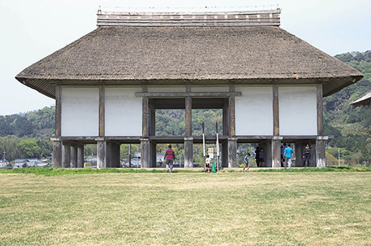 高床式の倉庫が３棟復元されている。これは板の壁に土が塗られているので土倉という。奈良の法隆寺に残る平安時代の倉庫を参考にして復元したという。