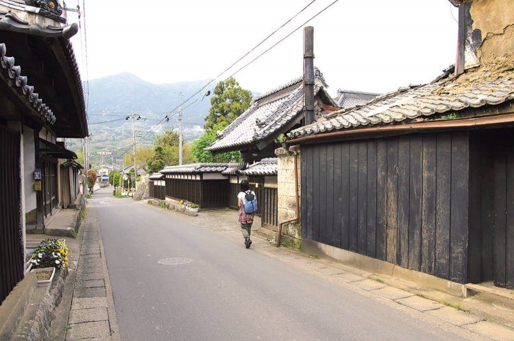 つくば道の途中にある神郡の集落。古い土蔵や店蔵が残る。道の正面には筑波山。