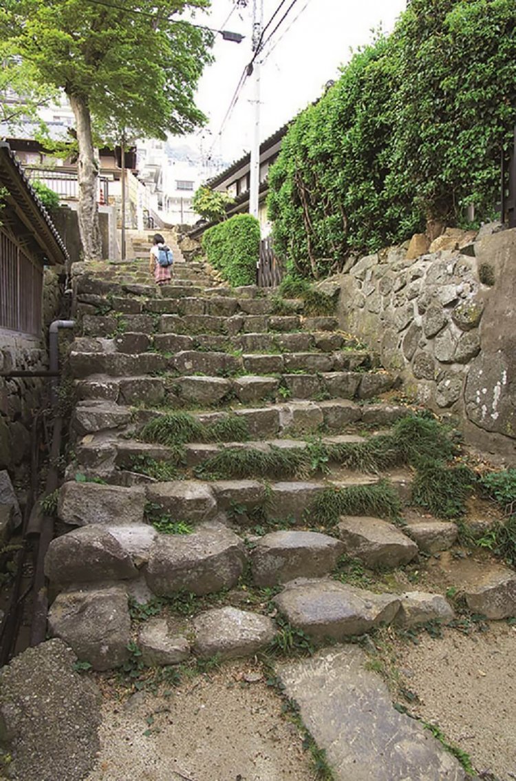 つくば道ゴール地点にある石段。石に歴史ありだ。