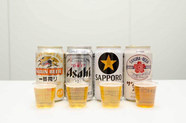 左からキリン一番搾り生ビール、アサヒスーパードライ、サッポロ生ビール黒ラベル、サッポロ サクラビール2020　各217円。