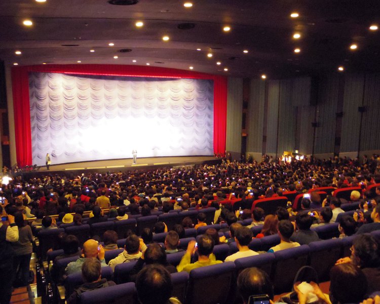 「ミラノ座」最後の上映『E.T.』終了後の場内。