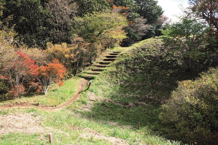 本丸と二の曲輪の間の空堀。足柄城は五の曲輪まであり、それぞれ空堀によって区切られている。