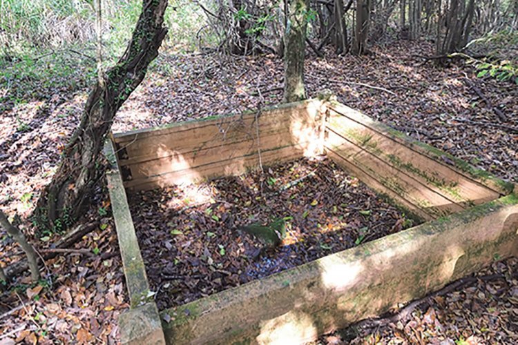 三の曲輪と四の曲輪の間に井戸跡が残る。現在は埋められている。