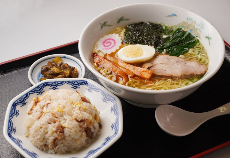 支那そばと半チャーハンのセット730円。