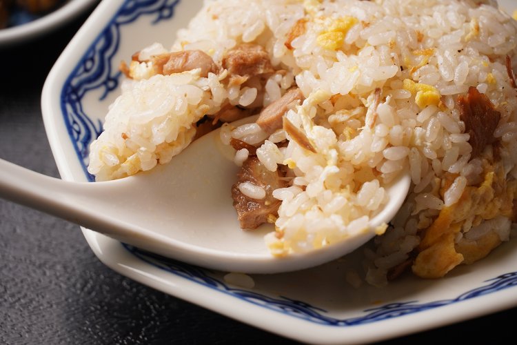 定番のチャーハンはしっとり系でやさしい塩味。