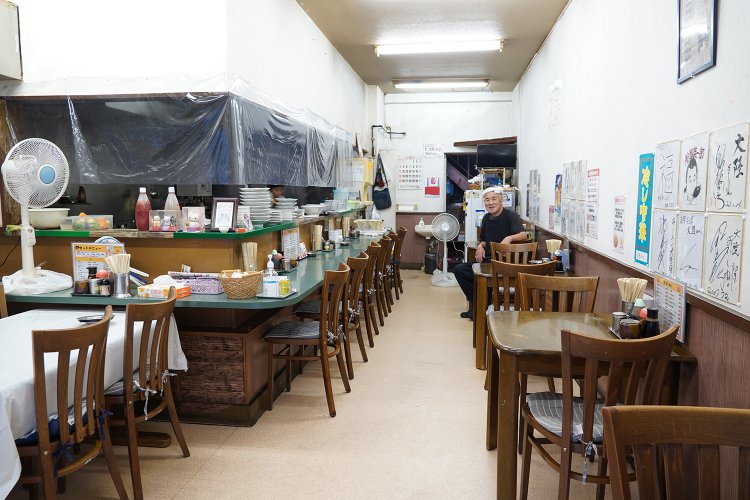 みんながイメージする「町中華」らしい店舗なので、ドラマのロケに使われることもしばしば。そのためサインがたくさん飾られている。