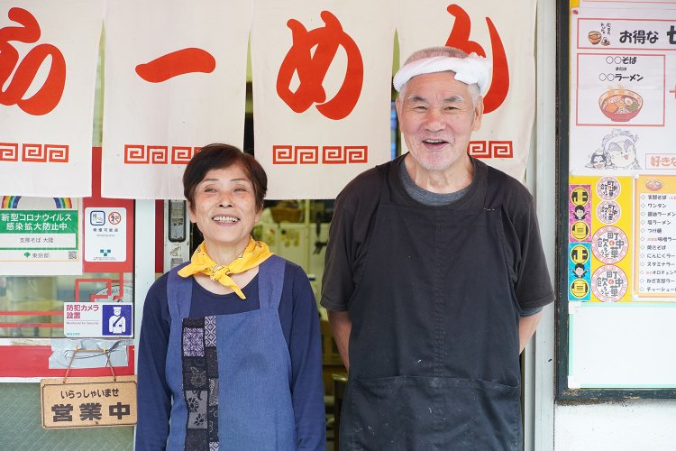 店主の亀山勉さんと妻の綾子さん。