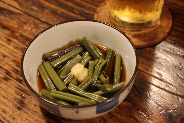 ワラビの酢の物425円。