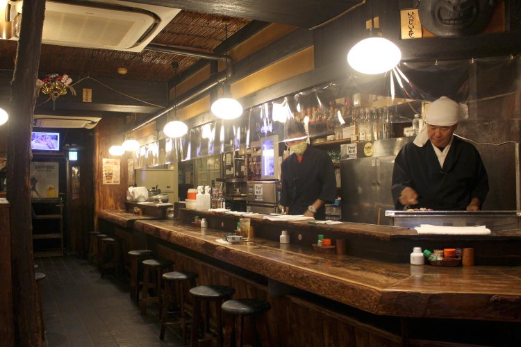 飴色の壁に年季の入ったカウンターに飲んべえ心がうずく。