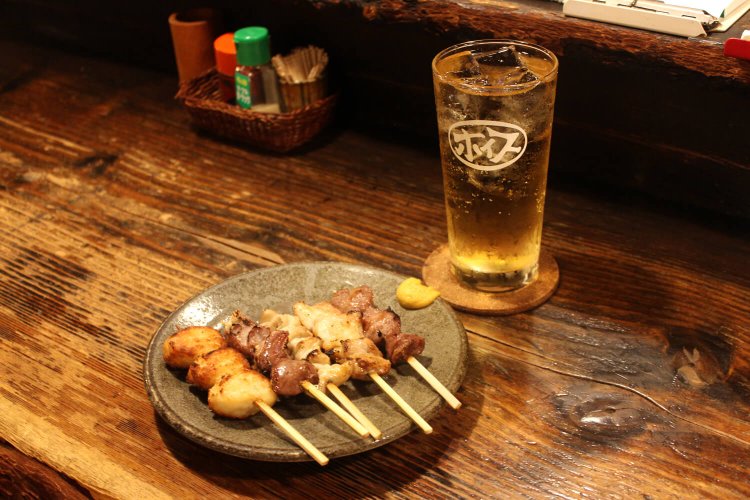 左から、つくね、タン、シロ、鶏モモ、カシラ各145円。