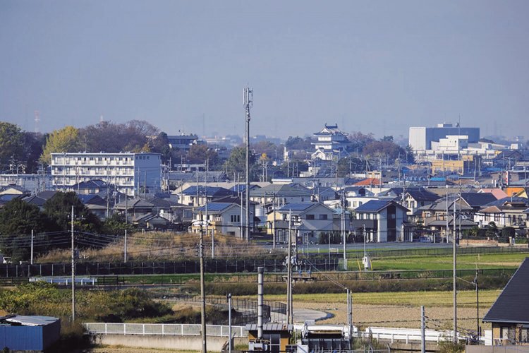 丸墓山古墳からは行田の中心部にある忍城の復元された御三階櫓が見える。