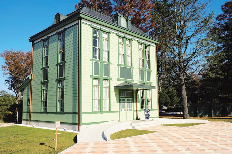 旧忍町信用組合の建物を移築して現在は子育て支援カフェに。スタッフに子育て中のお母さんも多い。水城公園内にあり、愛称はVert Café（ヴェール・カフェ）。