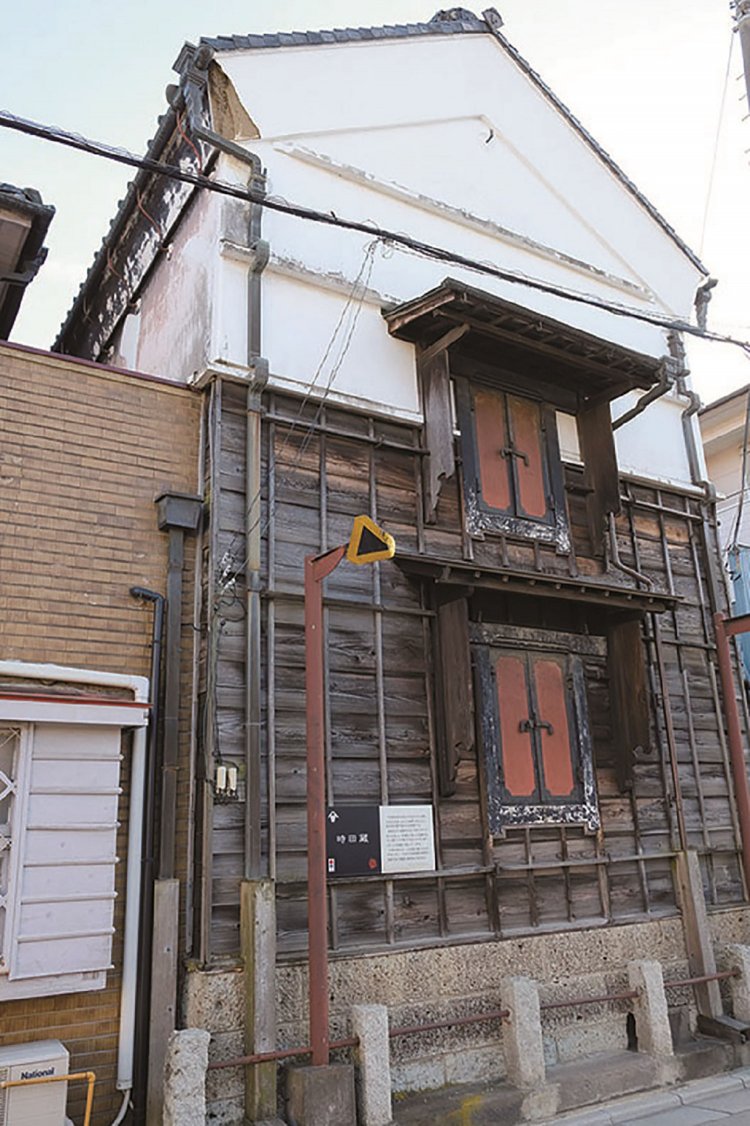 時田蔵。行田市駅近くの大正時代に建てられた足袋蔵。「かるた足袋」の商標で知られた時田啓左衛門商店の蔵だ。