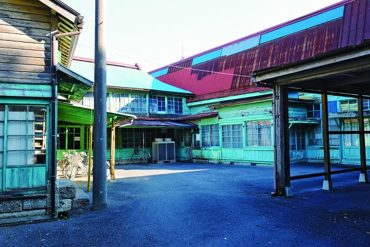 「イサミ足袋」の商標で明治40年から足袋の製造を始めたイサミコーポレーションのスクール工場の入り口。学校の制服などを製造。三角屋根の足袋工場も近くにある。