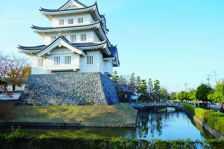 1988年に忍城の本丸跡に再建された御三階櫓。この櫓が丸墓山古墳から見える。