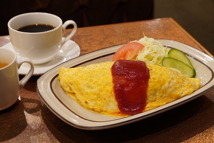 ケチャップ味のオムライス。スープとドリンクが付いて910円。コーヒーか紅茶が選べる。