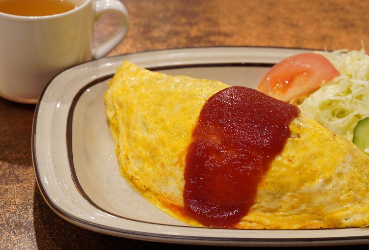 ケチャップ味のオムライス。スープとドリンクが付いて910円。コーヒーか紅茶が選べる。