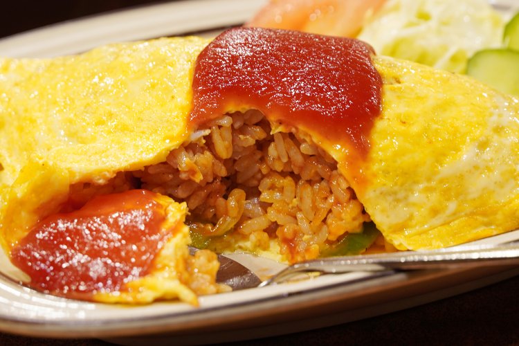 純喫茶で食べるオムライス。なぜかそれだけでおいしい。