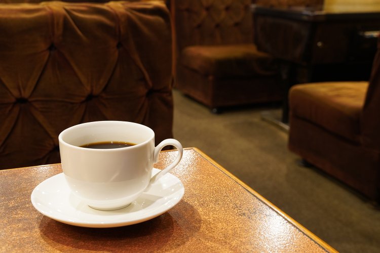 シンプルな白い器がシックな内装に映える。ブレンドコーヒー480円。