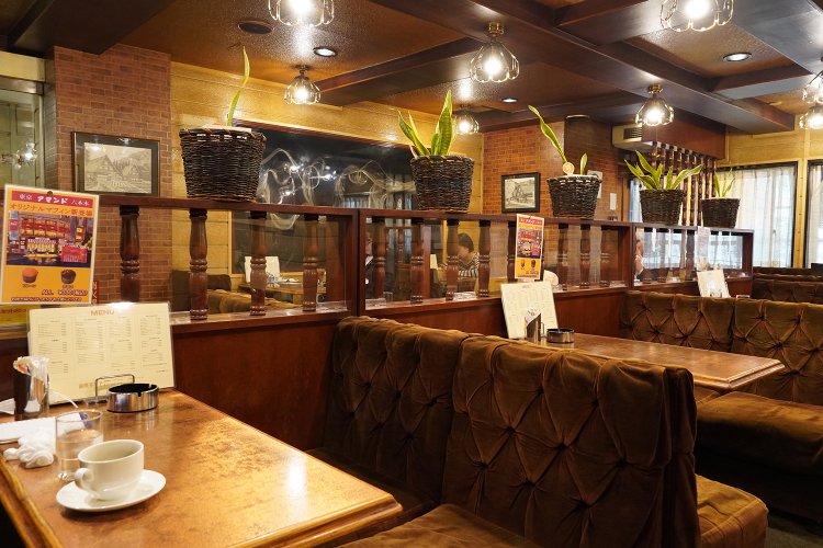 オープン数年後に変えた壁紙以外はずっとそのまま。シックな内装。